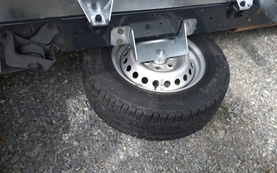 Jak wyjąć koło zapasowe Renault Trafic - Gdzie szukać narzędzi?