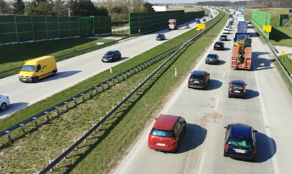 Bezpieczny odstęp między pojazdami - Ile metrów i co mówią przepisy?