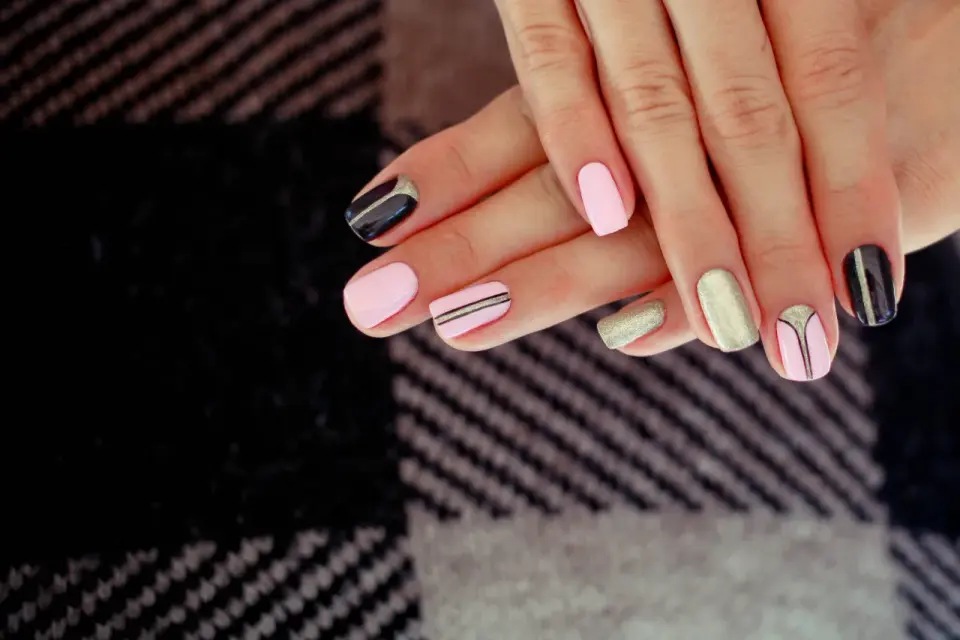 Manicure w paski - Jak zrobić idealne paznokcie?