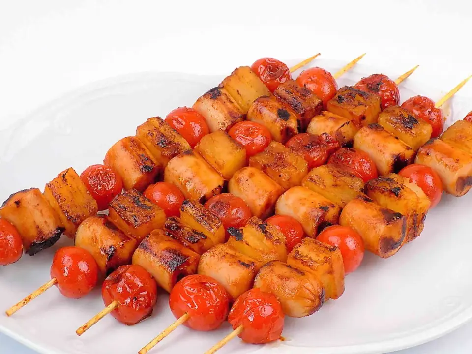 Szaszłyki z kurczaka i ananasa - sekret trwałego ananasa na grillu