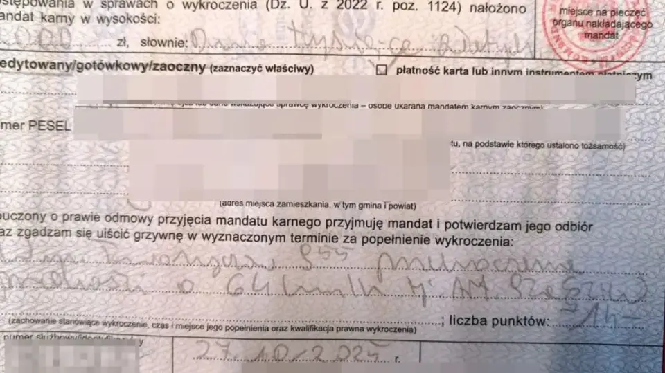 Prędkość w zabudowanym: 50 km/h, mandaty, utrata prawa jazdy. Jak uniknąć?