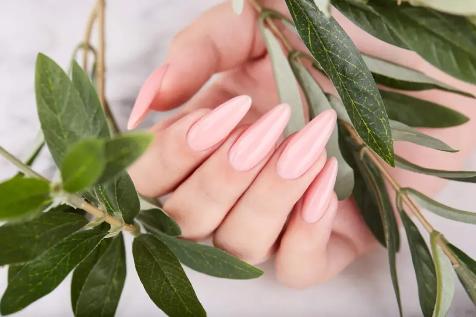 Eleganckie paznokcie do pracy - jak wybrać idealny manicure