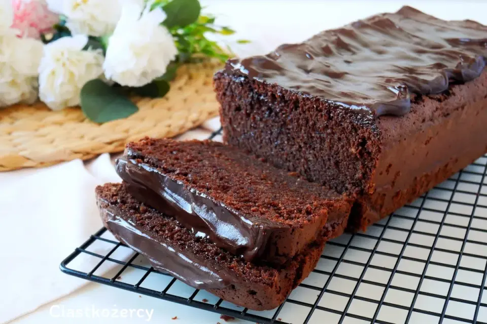 Babka kakaowa bez zakalca - jak upiec ją miękką i wilgotną