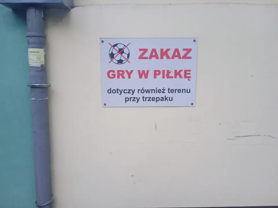Zakaz gry w piłkę pod oknami - kiedy ma sens i co mówi prawo