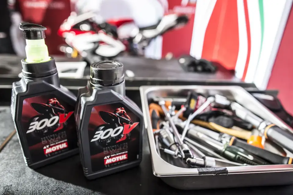 Olej Motul do motocykla sportowego - Czy 300V to najlepszy wybór?