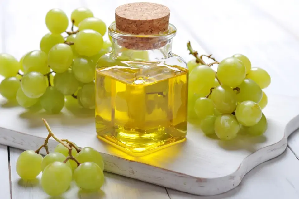 Olej z pestek winogron - kiedy ma sens, a kiedy lepiej go odpuścić