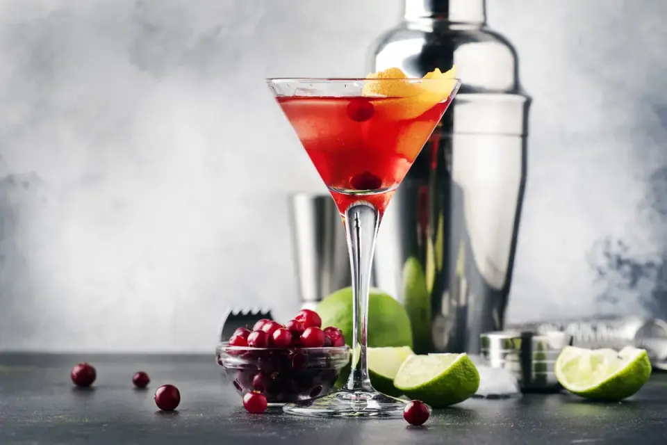 Cosmopolitan - Klasyczny przepis - zrób drink jak z baru!