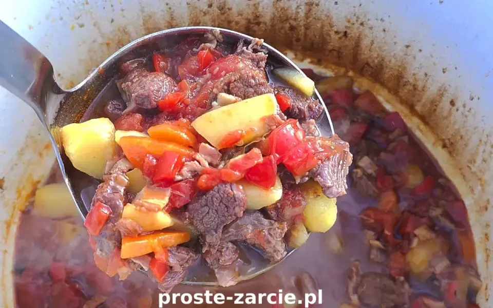 Gulasz z kociołka na ognisku - Przepis, który musisz znać!