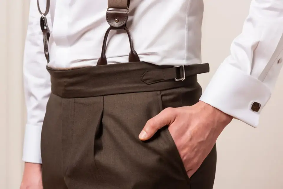 Otwarta struktura materiału w męskiej modzie - Jak ją nosić?