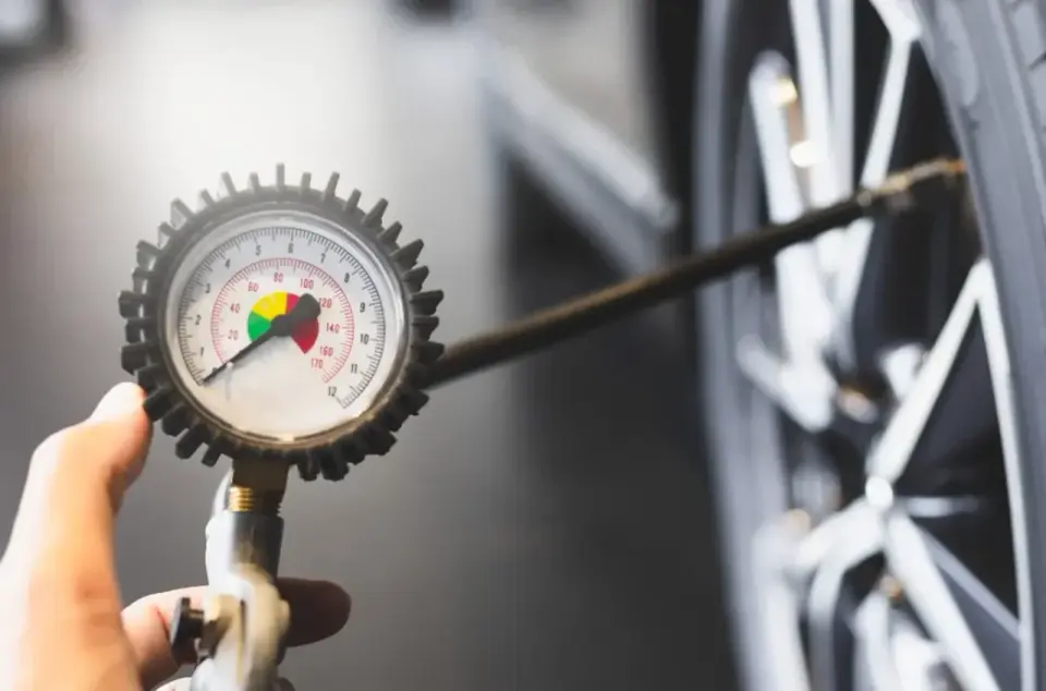 Czujniki ciśnienia TPMS - jak działają i co zrobić po wymianie koła?
