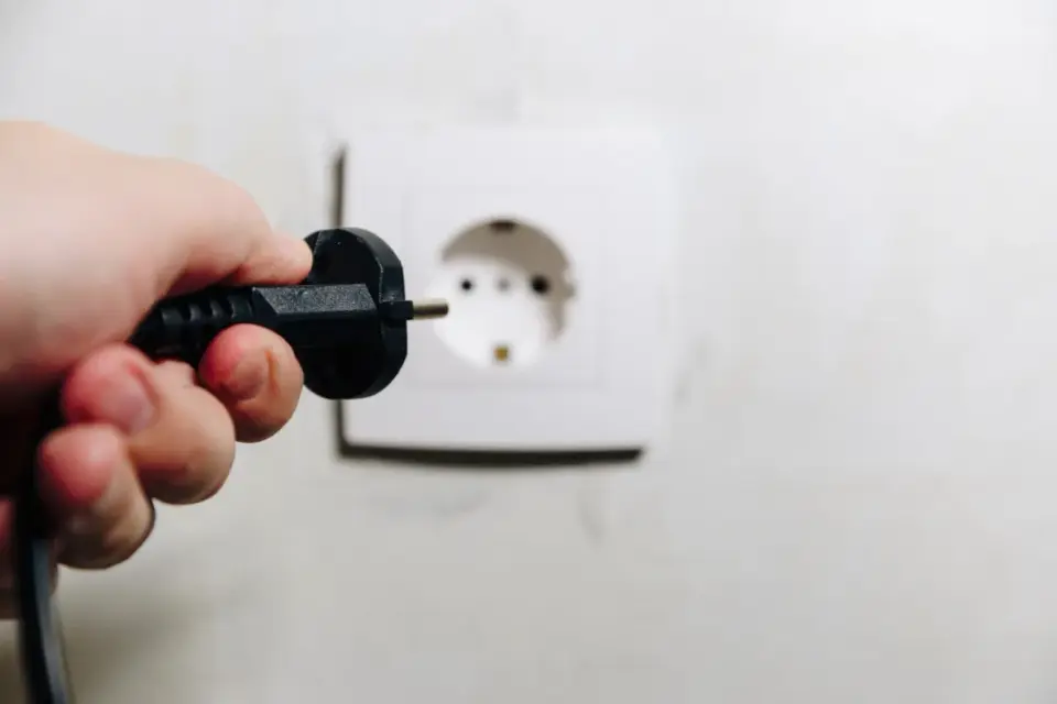 Porażenie prądem z gniazdka - Co robić? Pierwsza pomoc i ochrona