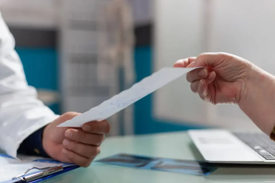 Świadczenie rehabilitacyjne - kiedy przysługuje i jak złożyć wniosek?