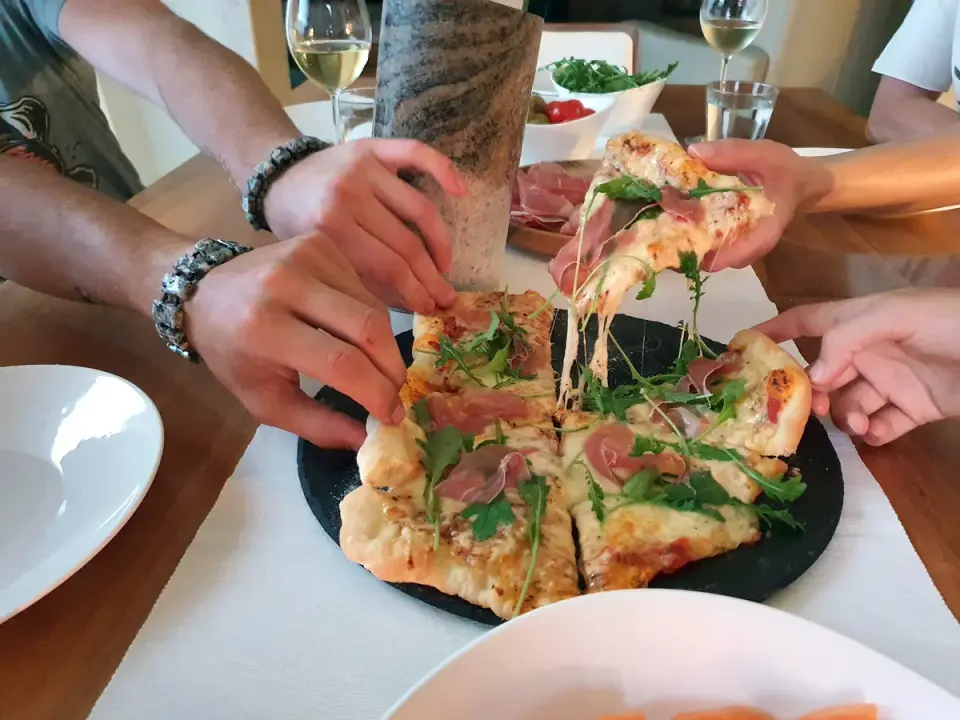 Pizza na kamieniu: Chrupiący spód w domu - jak to zrobić?