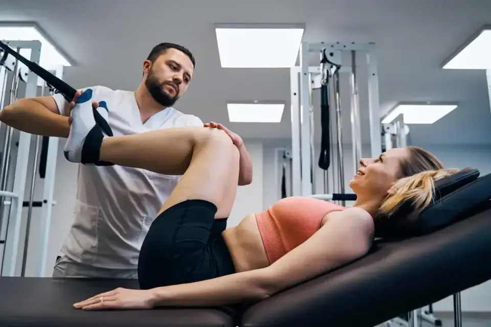 Osteopata a fizjoterapeuta - czym się różnią i kiedy wybrać?