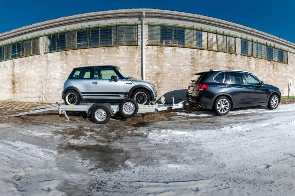 Jak bezpiecznie zamocować auto na lawecie? Praktyczny poradnik krok po kroku