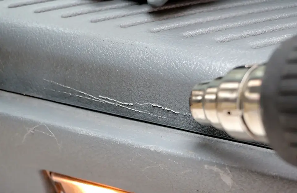 Jak usunąć rysy z plastiku opalarką? Skuteczny poradnik