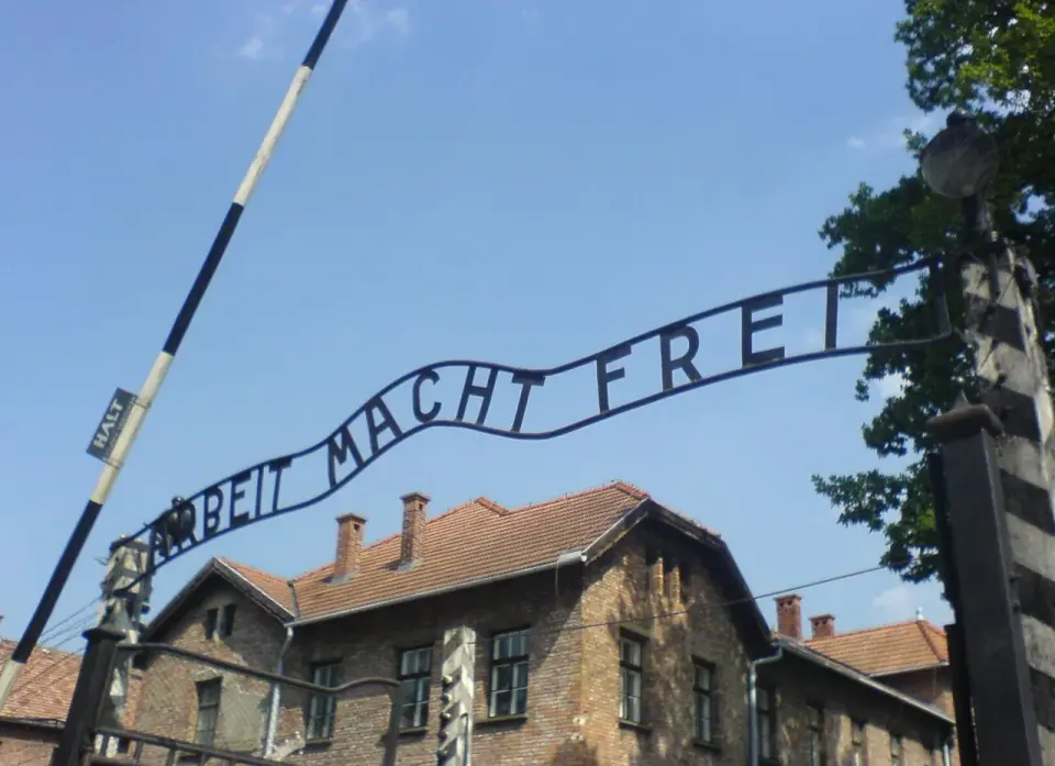 Arbeit macht frei w Auschwitz - co naprawdę znaczył ten napis?