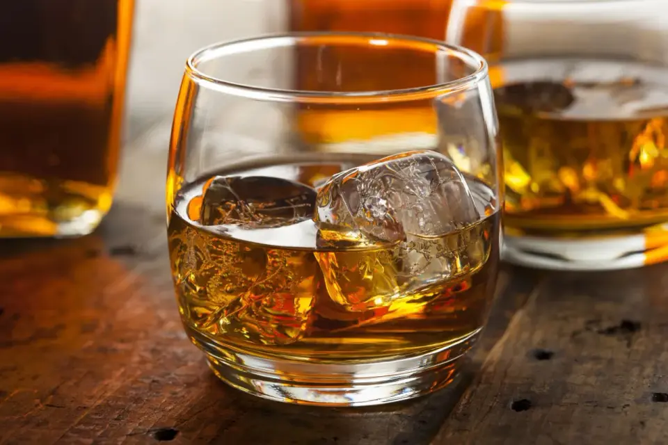 Whisky Szkocka vs Irlandzka vs Kanadyjska: Kluczowe Różnice Prawne