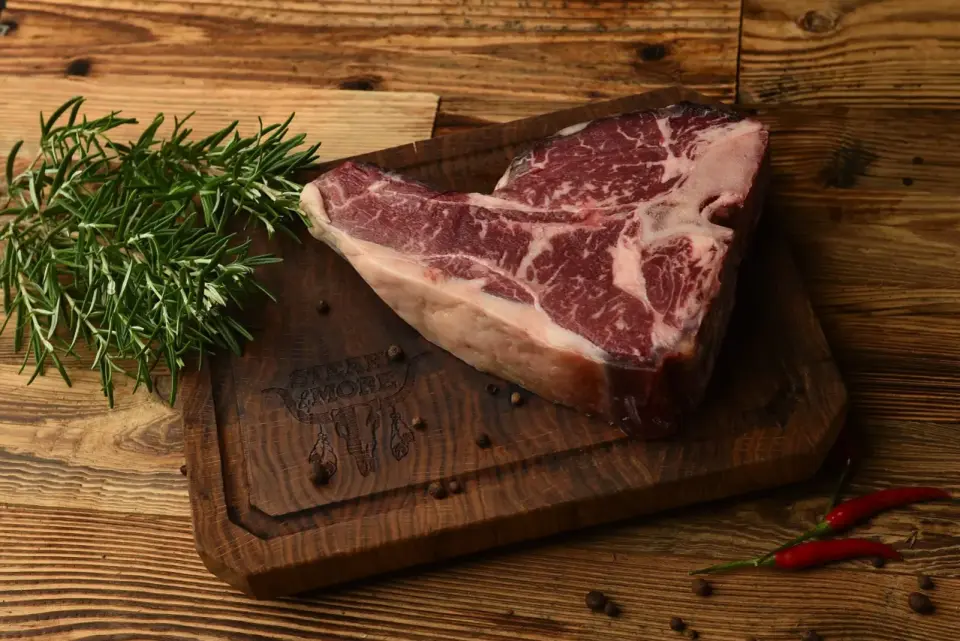 Sezonowanie wołowiny - mokro czy sucho? Kluczowe różnice smaku