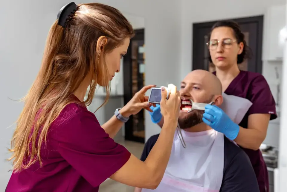 Osiadanie protezy zębowej - Ile trwa adaptacja i kiedy do dentysty?