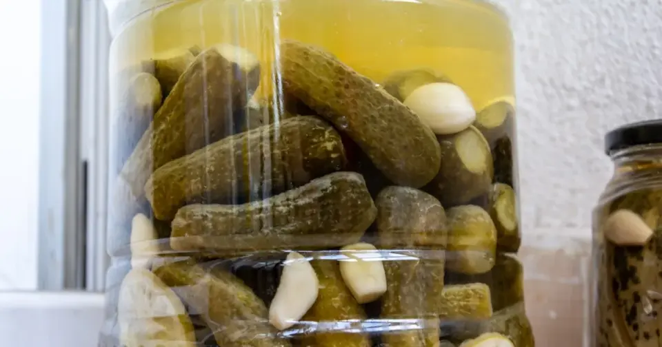 Sok z ogórków kiszonych - kiedy pomaga, a kiedy szkodzi?