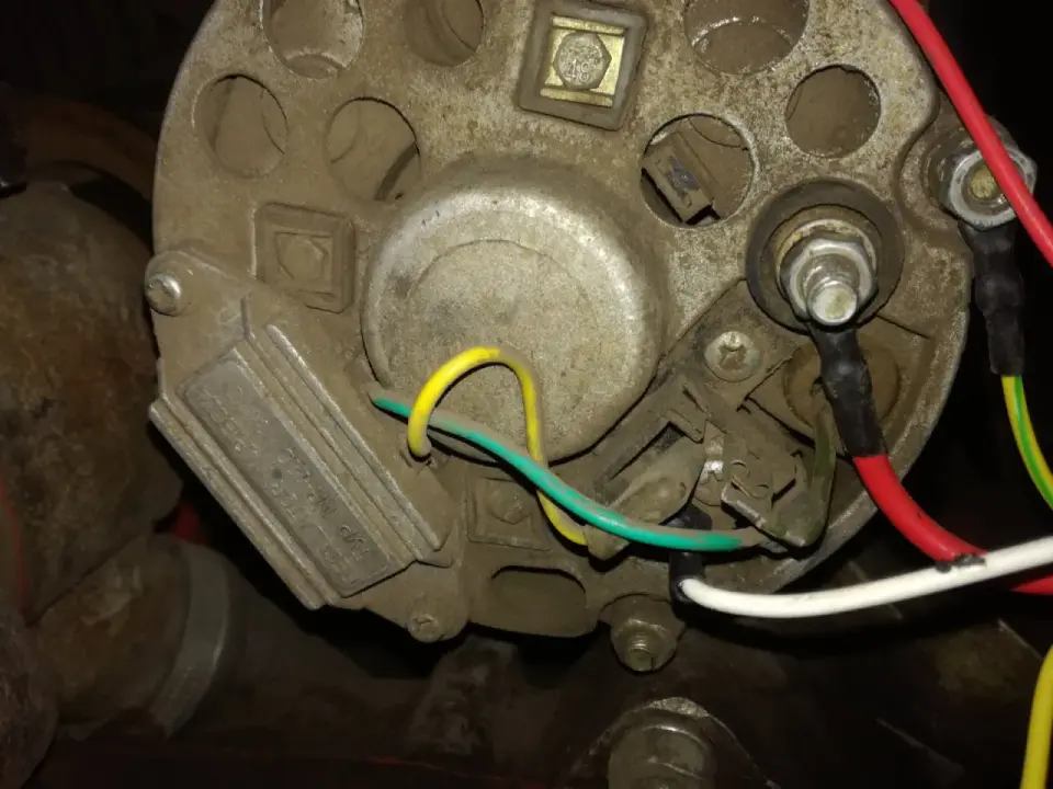 Podłączenie regulatora napięcia do alternatora - Jak uniknąć błędów?