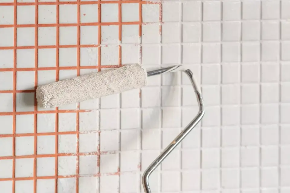 Metamorfoza kuchni: Odnów kafelki bez kucia! Tanie metody DIY