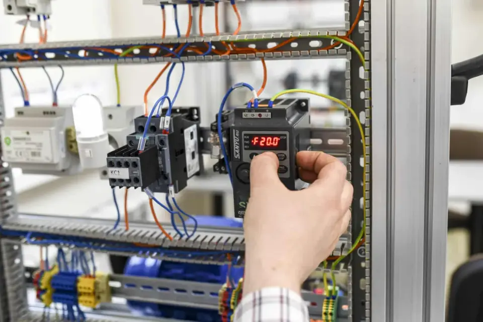 Zarobki magister inżynier elektryk - jak zmaksymalizować pensję?