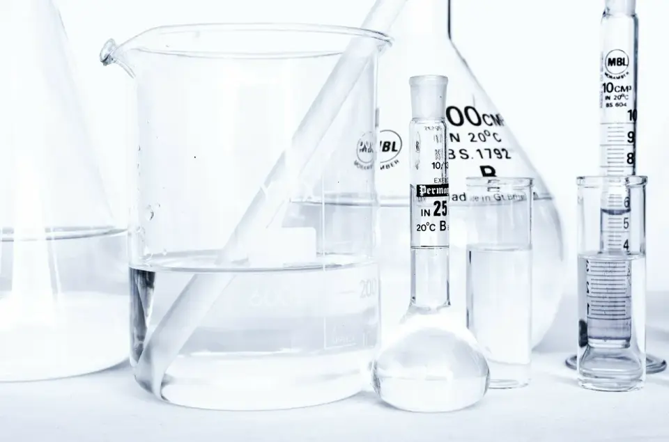 Caprylyl glycol w kosmetykach - co robi i kiedy uważać?