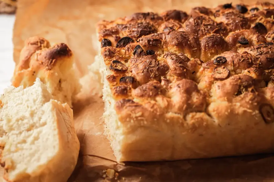 Focaccia idealna - przepis na miękki środek i chrupiący spód