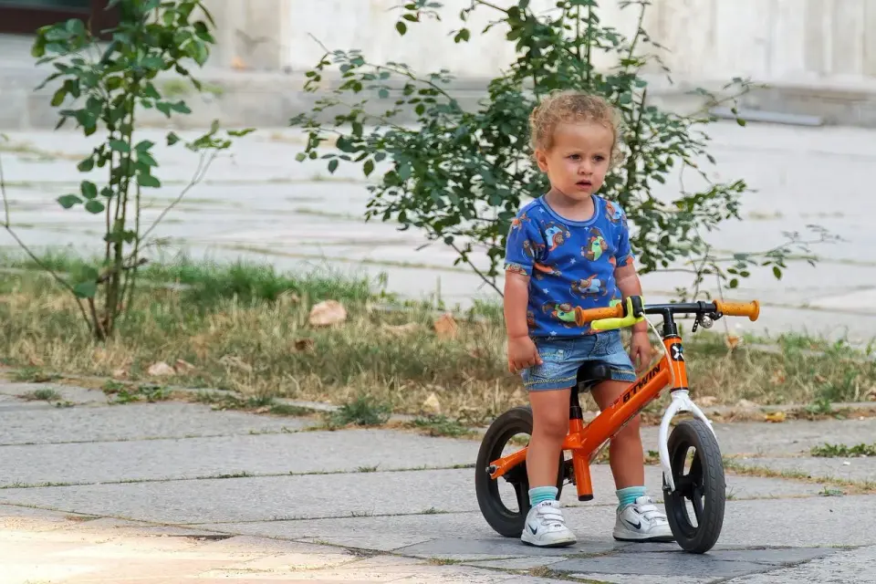 Pierwszy rowerek dla niemowlaka: Kiedy i jaki wybrać? Poradnik