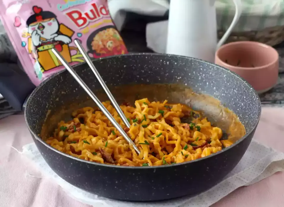 Ramen Buldak carbonara - jak smakuje i jak go ugotować?