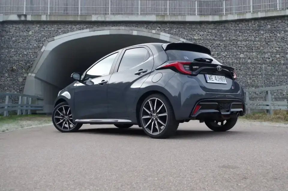 Toyota Yaris Hybrid - ile kosztuje i kiedy ma sens?