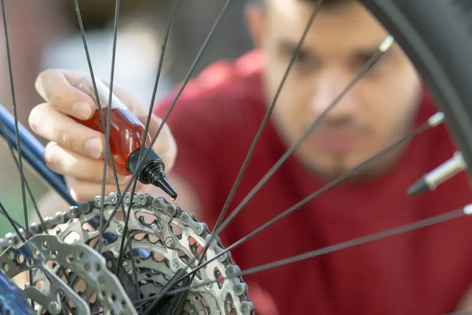 Smarowanie łańcucha rowerowego – jak to robić dobrze? Poradnik
