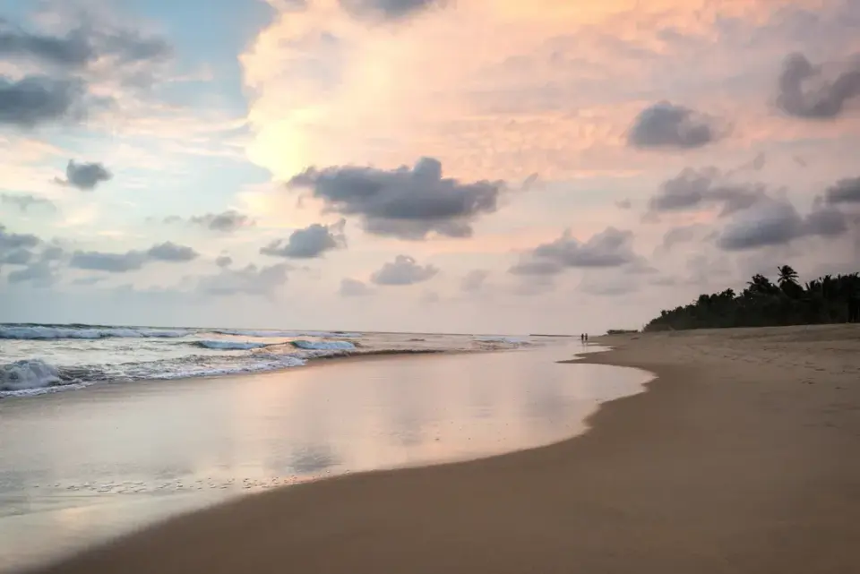 Czy można spać w namiocie na plaży? Sprawdź, co grozi za biwakowanie