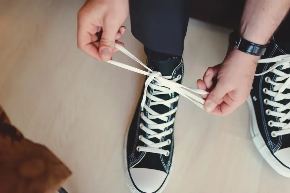 Garnitur i trampki na wesele? Zasady udanej stylizacji